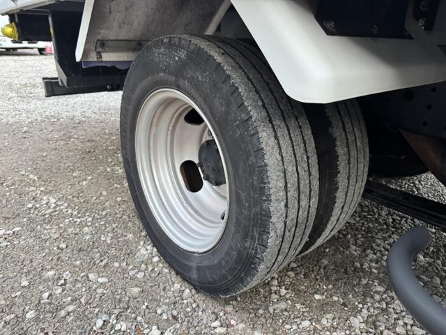 キャンター 保冷バン　１０尺　全低床　東プレ　リア３枚観音扉　ラッシング１段　床ステンレス　断熱５５ｍｍ　走行５５千ｋｍ　リアＷタイヤ　積載１．３５ｔ　シフト：デュオニック　２ペダル　セミオートマ　パネルバン　５ｔ限定免許対応（42枚目）