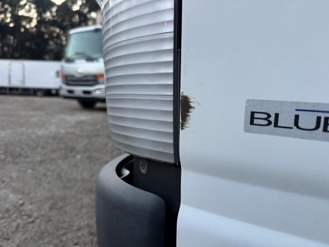 キャンター 保冷バン　１０尺　全低床　東プレ　リア３枚観音扉　ラッシング１段　床ステンレス　断熱５５ｍｍ　走行５５千ｋｍ　リアＷタイヤ　積載１．３５ｔ　シフト：デュオニック　２ペダル　セミオートマ　パネルバン　５ｔ限定免許対応（44枚目）