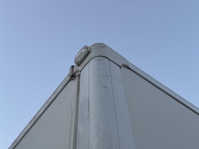 キャンター 保冷バン　１０尺　全低床　東プレ　リア３枚観音扉　ラッシング１段　床ステンレス　断熱５５ｍｍ　走行５５千ｋｍ　リアＷタイヤ　積載１．３５ｔ　シフト：デュオニック　２ペダル　セミオートマ　パネルバン　５ｔ限定免許対応（47枚目）