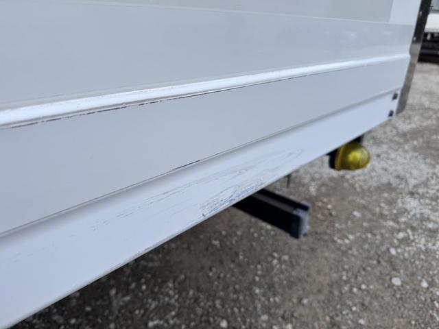 キャンター 保冷バン　１０尺　全低床　東プレ　リア３枚観音扉　ラッシング１段　床ステンレス　断熱５５ｍｍ　走行５５千ｋｍ　リアＷタイヤ　積載１．３５ｔ　シフト：デュオニック　２ペダル　セミオートマ　パネルバン　５ｔ限定免許対応（49枚目）