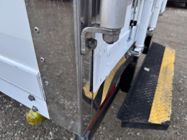 キャンター 保冷バン　１０尺　全低床　東プレ　リア３枚観音扉　ラッシング１段　床ステンレス　断熱５５ｍｍ　走行５５千ｋｍ　リアＷタイヤ　積載１．３５ｔ　シフト：デュオニック　２ペダル　セミオートマ　パネルバン　５ｔ限定免許対応（50枚目）