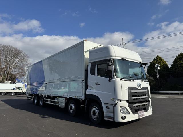 クオン アルミウイング　４軸低床　エアサス　ハイルーフ　日本フルハーフ　９，６４０×２，４１０×２，６４０　ラッシング２段　引出しフック９対　積載１３．５ｔ　シフト：エスコット　２ペダル　大型ウイング　バックカメラ　トラフィックアイクルーズ　ＬＤＷＳ（2枚目）