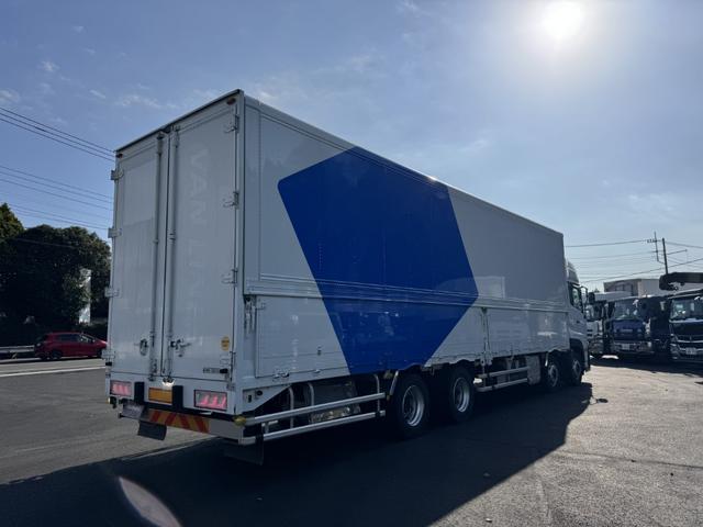 クオン アルミウイング　４軸低床　エアサス　ハイルーフ　日本フルハーフ　９，６４０×２，４１０×２，６４０　ラッシング２段　引出しフック９対　積載１３．５ｔ　シフト：エスコット　２ペダル　大型ウイング　バックカメラ　トラフィックアイクルーズ　ＬＤＷＳ（4枚目）