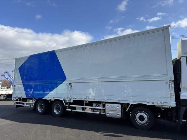 クオン アルミウイング　４軸低床　エアサス　ハイルーフ　日本フルハーフ　９，６４０×２，４１０×２，６４０　ラッシング２段　引出しフック９対　積載１３．５ｔ　シフト：エスコット　２ペダル　大型ウイング　バックカメラ　トラフィックアイクルーズ　ＬＤＷＳ（7枚目）