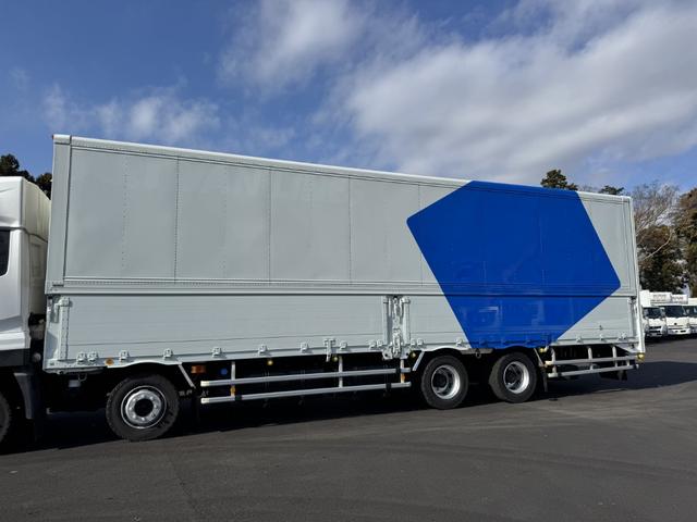 クオン アルミウイング　４軸低床　エアサス　ハイルーフ　日本フルハーフ　９，６４０×２，４１０×２，６４０　ラッシング２段　引出しフック９対　積載１３．５ｔ　シフト：エスコット　２ペダル　大型ウイング　バックカメラ　トラフィックアイクルーズ　ＬＤＷＳ（8枚目）