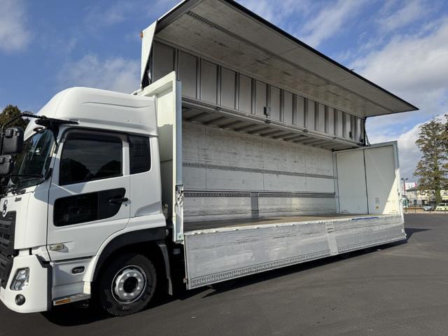 クオン アルミウイング　４軸低床　エアサス　ハイルーフ　日本フルハーフ　９，６４０×２，４１０×２，６４０　ラッシング２段　引出しフック９対　積載１３．５ｔ　シフト：エスコット　２ペダル　大型ウイング　バックカメラ　トラフィックアイクルーズ　ＬＤＷＳ（15枚目）