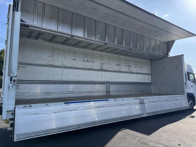 クオン アルミウイング　４軸低床　エアサス　ハイルーフ　日本フルハーフ　９，６４０×２，４１０×２，６４０　ラッシング２段　引出しフック９対　積載１３．５ｔ　シフト：エスコット　２ペダル　大型ウイング　バックカメラ　トラフィックアイクルーズ　ＬＤＷＳ（16枚目）