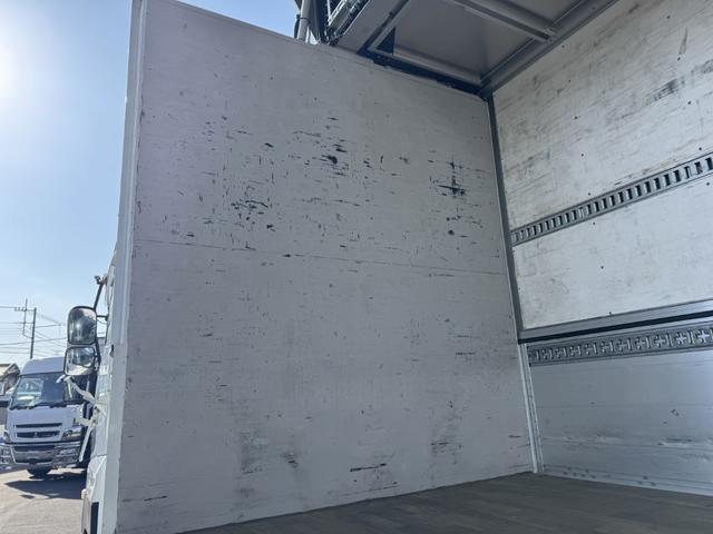 クオン アルミウイング　４軸低床　エアサス　ハイルーフ　日本フルハーフ　９，６４０×２，４１０×２，６４０　ラッシング２段　引出しフック９対　積載１３．５ｔ　シフト：エスコット　２ペダル　大型ウイング　バックカメラ　トラフィックアイクルーズ　ＬＤＷＳ（17枚目）