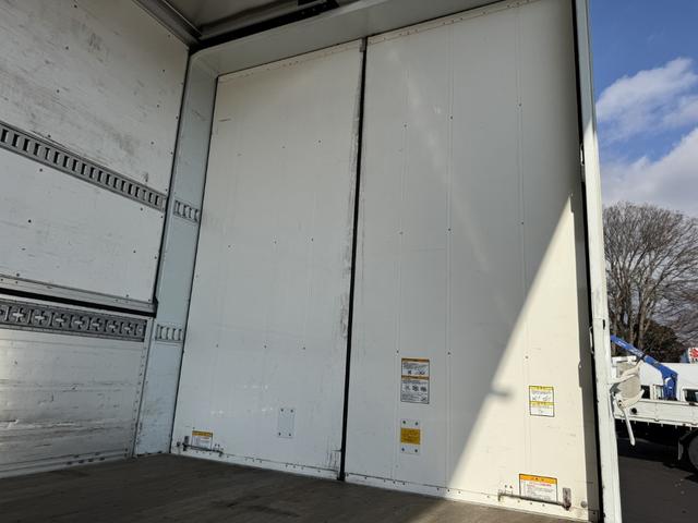 クオン アルミウイング　４軸低床　エアサス　ハイルーフ　日本フルハーフ　９，６４０×２，４１０×２，６４０　ラッシング２段　引出しフック９対　積載１３．５ｔ　シフト：エスコット　２ペダル　大型ウイング　バックカメラ　トラフィックアイクルーズ　ＬＤＷＳ（18枚目）