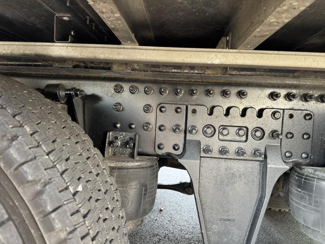 クオン アルミウイング　４軸低床　エアサス　ハイルーフ　日本フルハーフ　９，６４０×２，４１０×２，６４０　ラッシング２段　引出しフック９対　積載１３．５ｔ　シフト：エスコット　２ペダル　大型ウイング　バックカメラ　トラフィックアイクルーズ　ＬＤＷＳ（23枚目）