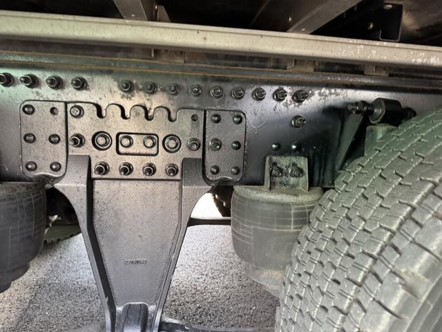 クオン アルミウイング　４軸低床　エアサス　ハイルーフ　日本フルハーフ　９，６４０×２，４１０×２，６４０　ラッシング２段　引出しフック９対　積載１３．５ｔ　シフト：エスコット　２ペダル　大型ウイング　バックカメラ　トラフィックアイクルーズ　ＬＤＷＳ（26枚目）