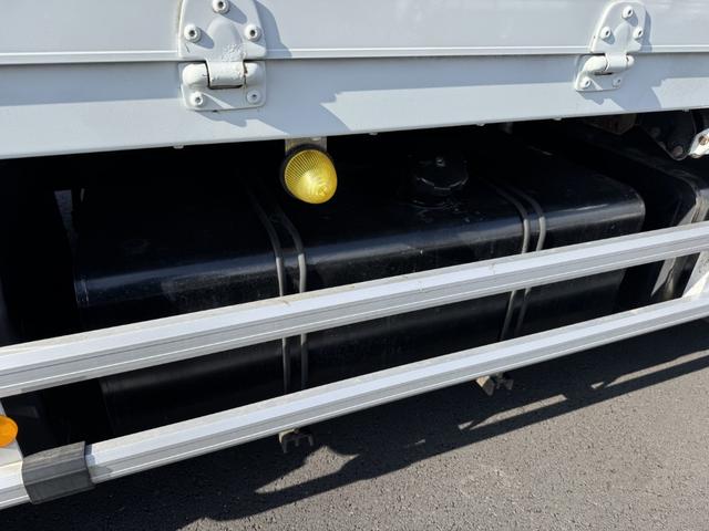 クオン アルミウイング　４軸低床　エアサス　ハイルーフ　日本フルハーフ　９，６４０×２，４１０×２，６４０　ラッシング２段　引出しフック９対　積載１３．５ｔ　シフト：エスコット　２ペダル　大型ウイング　バックカメラ　トラフィックアイクルーズ　ＬＤＷＳ（27枚目）