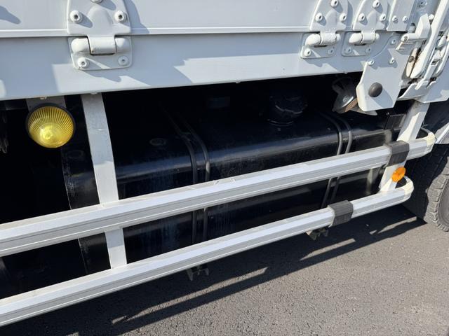 クオン アルミウイング　４軸低床　エアサス　ハイルーフ　日本フルハーフ　９，６４０×２，４１０×２，６４０　ラッシング２段　引出しフック９対　積載１３．５ｔ　シフト：エスコット　２ペダル　大型ウイング　バックカメラ　トラフィックアイクルーズ　ＬＤＷＳ（28枚目）