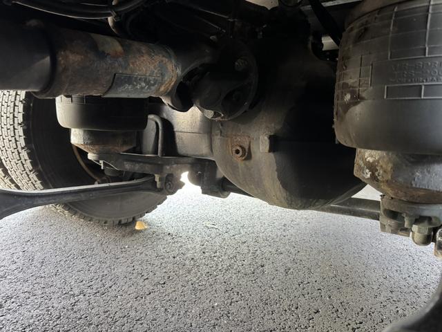 クオン アルミウイング　４軸低床　エアサス　ハイルーフ　日本フルハーフ　９，６４０×２，４１０×２，６４０　ラッシング２段　引出しフック９対　積載１３．５ｔ　シフト：エスコット　２ペダル　大型ウイング　バックカメラ　トラフィックアイクルーズ　ＬＤＷＳ（29枚目）