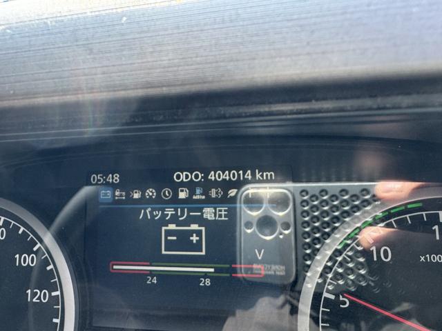 クオン アルミウイング　４軸低床　エアサス　ハイルーフ　日本フルハーフ　９，６４０×２，４１０×２，６４０　ラッシング２段　引出しフック９対　積載１３．５ｔ　シフト：エスコット　２ペダル　大型ウイング　バックカメラ　トラフィックアイクルーズ　ＬＤＷＳ（32枚目）