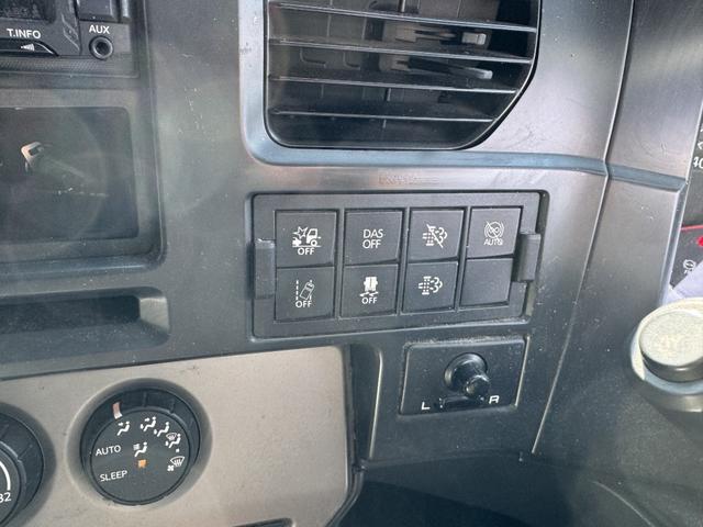 クオン アルミウイング　４軸低床　エアサス　ハイルーフ　日本フルハーフ　９，６４０×２，４１０×２，６４０　ラッシング２段　引出しフック９対　積載１３．５ｔ　シフト：エスコット　２ペダル　大型ウイング　バックカメラ　トラフィックアイクルーズ　ＬＤＷＳ（37枚目）