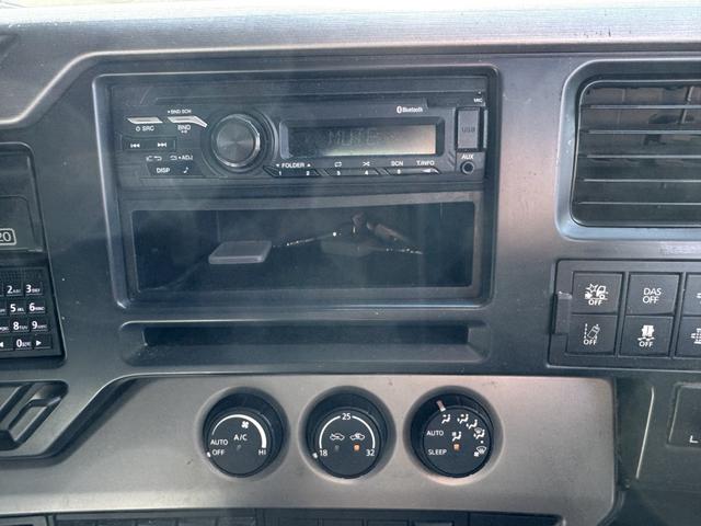 クオン アルミウイング　４軸低床　エアサス　ハイルーフ　日本フルハーフ　９，６４０×２，４１０×２，６４０　ラッシング２段　引出しフック９対　積載１３．５ｔ　シフト：エスコット　２ペダル　大型ウイング　バックカメラ　トラフィックアイクルーズ　ＬＤＷＳ（43枚目）