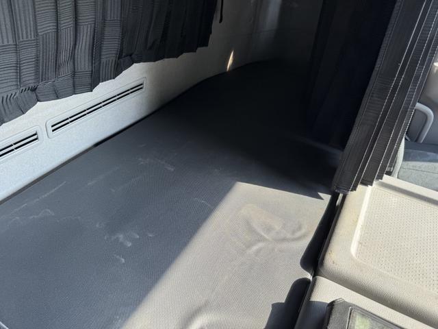 クオン アルミウイング　４軸低床　エアサス　ハイルーフ　日本フルハーフ　９，６４０×２，４１０×２，６４０　ラッシング２段　引出しフック９対　積載１３．５ｔ　シフト：エスコット　２ペダル　大型ウイング　バックカメラ　トラフィックアイクルーズ　ＬＤＷＳ（44枚目）