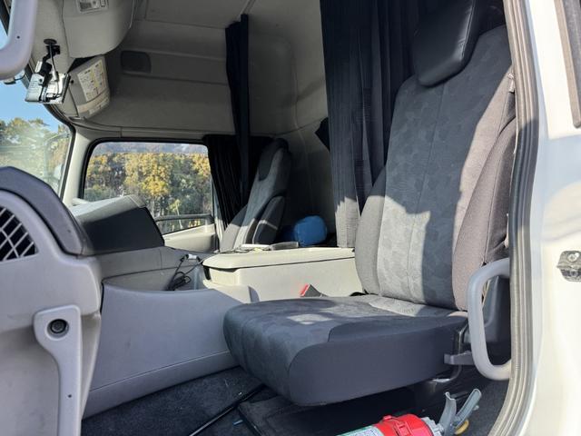 クオン アルミウイング　４軸低床　エアサス　ハイルーフ　日本フルハーフ　９，６４０×２，４１０×２，６４０　ラッシング２段　引出しフック９対　積載１３．５ｔ　シフト：エスコット　２ペダル　大型ウイング　バックカメラ　トラフィックアイクルーズ　ＬＤＷＳ（46枚目）