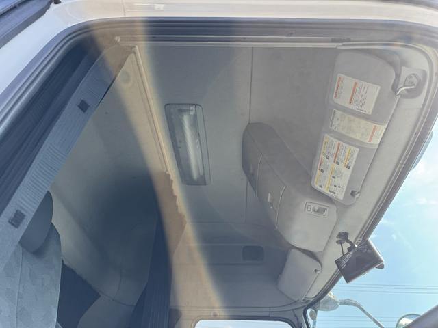 クオン アルミウイング　４軸低床　エアサス　ハイルーフ　日本フルハーフ　９，６４０×２，４１０×２，６４０　ラッシング２段　引出しフック９対　積載１３．５ｔ　シフト：エスコット　２ペダル　大型ウイング　バックカメラ　トラフィックアイクルーズ　ＬＤＷＳ（47枚目）