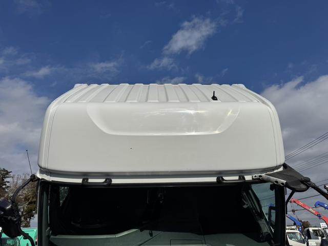 クオン アルミウイング　４軸低床　エアサス　ハイルーフ　日本フルハーフ　９，６４０×２，４１０×２，６４０　ラッシング２段　引出しフック９対　積載１３．５ｔ　シフト：エスコット　２ペダル　大型ウイング　バックカメラ　トラフィックアイクルーズ　ＬＤＷＳ（50枚目）