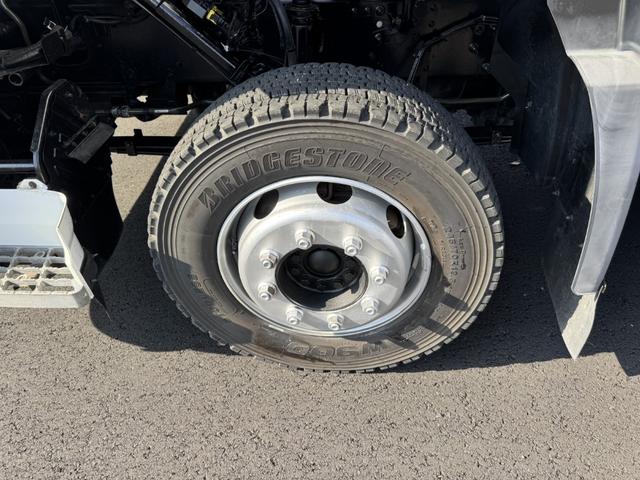 クオン アルミウイング　４軸低床　エアサス　ハイルーフ　日本フルハーフ　９，６４０×２，４１０×２，６４０　ラッシング２段　引出しフック９対　積載１３．５ｔ　シフト：エスコット　２ペダル　大型ウイング　バックカメラ　トラフィックアイクルーズ　ＬＤＷＳ（51枚目）