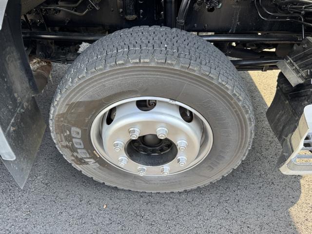 クオン アルミウイング　４軸低床　エアサス　ハイルーフ　日本フルハーフ　９，６４０×２，４１０×２，６４０　ラッシング２段　引出しフック９対　積載１３．５ｔ　シフト：エスコット　２ペダル　大型ウイング　バックカメラ　トラフィックアイクルーズ　ＬＤＷＳ（52枚目）