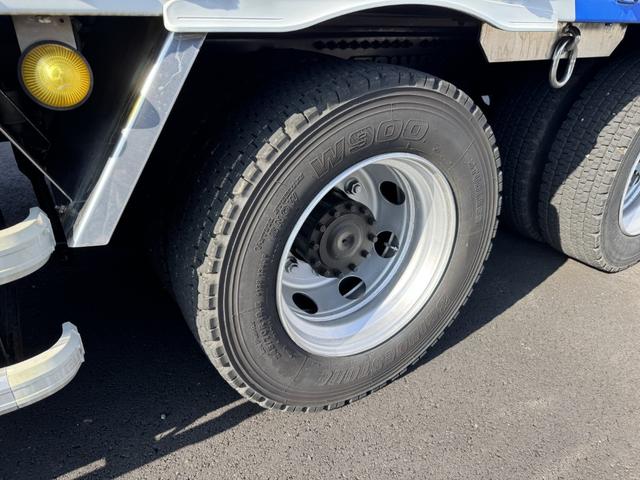 クオン アルミウイング　４軸低床　エアサス　ハイルーフ　日本フルハーフ　９，６４０×２，４１０×２，６４０　ラッシング２段　引出しフック９対　積載１３．５ｔ　シフト：エスコット　２ペダル　大型ウイング　バックカメラ　トラフィックアイクルーズ　ＬＤＷＳ（53枚目）