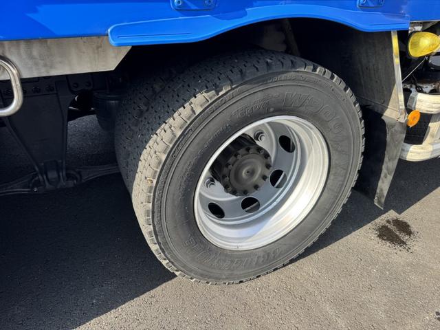 クオン アルミウイング　４軸低床　エアサス　ハイルーフ　日本フルハーフ　９，６４０×２，４１０×２，６４０　ラッシング２段　引出しフック９対　積載１３．５ｔ　シフト：エスコット　２ペダル　大型ウイング　バックカメラ　トラフィックアイクルーズ　ＬＤＷＳ（54枚目）