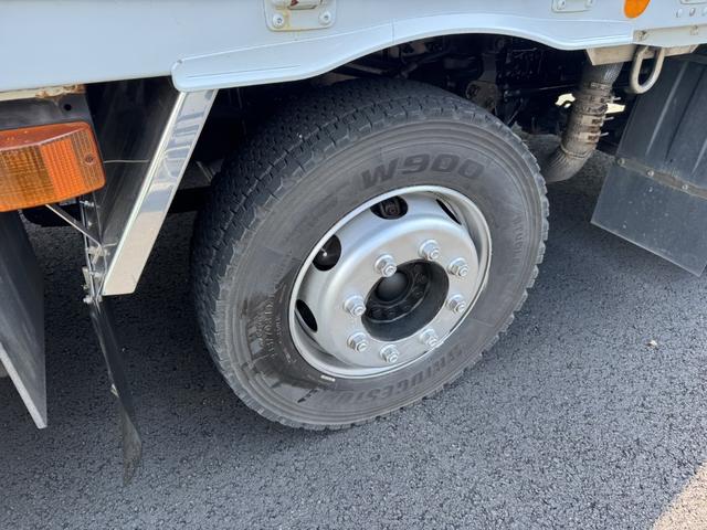 クオン アルミウイング　４軸低床　エアサス　ハイルーフ　日本フルハーフ　９，６４０×２，４１０×２，６４０　ラッシング２段　引出しフック９対　積載１３．５ｔ　シフト：エスコット　２ペダル　大型ウイング　バックカメラ　トラフィックアイクルーズ　ＬＤＷＳ（55枚目）