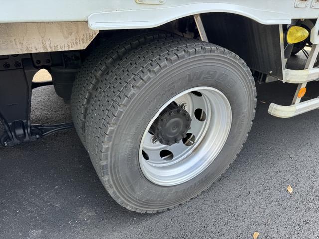 クオン アルミウイング　４軸低床　エアサス　ハイルーフ　日本フルハーフ　９，６４０×２，４１０×２，６４０　ラッシング２段　引出しフック９対　積載１３．５ｔ　シフト：エスコット　２ペダル　大型ウイング　バックカメラ　トラフィックアイクルーズ　ＬＤＷＳ（57枚目）