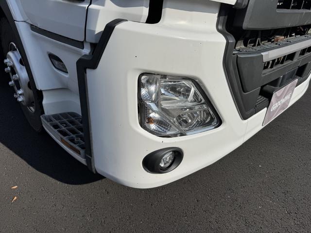 クオン アルミウイング　４軸低床　エアサス　ハイルーフ　日本フルハーフ　９，６４０×２，４１０×２，６４０　ラッシング２段　引出しフック９対　積載１３．５ｔ　シフト：エスコット　２ペダル　大型ウイング　バックカメラ　トラフィックアイクルーズ　ＬＤＷＳ（59枚目）