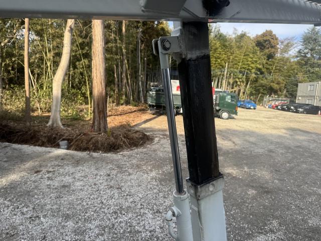 キャンター ２台積キャリアカー　赤城車体　ＳＩＦ－８３Ｍ　ウインチ　ラジコン　油圧ゲート　積載３．６ｔ　シフト：デュオニック　２ペダル　セミオートマ　車輛運搬車　車載車　ＥＴＣ１．０（19枚目）