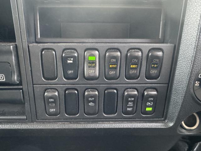 ファイター アルミウイング　ワイド　ベッド付　格納ゲート　パブコ　６，２２０×２，３７０×２，４００　引出しフック５対　ラッシング２段　積載２．５ｔ　Ｆ６　６速　マニュアル　極東開発　パワーゲート　ゲート付き　４ｔウイング　バックカメラ　メッキパーツ（35枚目）