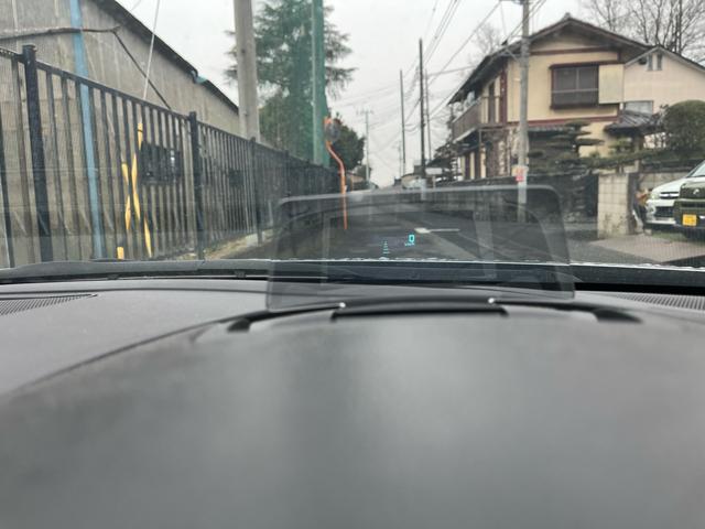 �^�]�ȃ_�b�V���{�[�h�O�ɂ́A�w�b�h�A�b�v�f�B�X�v���[��������Ă���܂��B�ԑ��ƁA�N���[�Y�R���g���[���g�p���̎ԊԐݒ苗�����\������܂��B