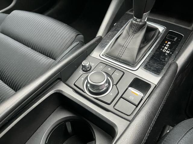 �}���`���j�^�[�́A������̃m�u�ő���\�ł������܂��B�p�[�L���O�u���[�L�́A�d�����ƂȂ��Ă���܂��B