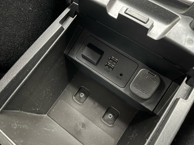 �Z���^�[�R���\�[�����[�ɂȂ�܂��B�V�K�[�\�P�b�g�ƁA�t�r�a�|�[�g��������Ă���܂��B