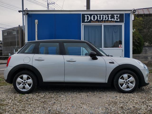 ＭＩＮＩ クーパー　クーパー　５人乗り　純正ナビ　ＥＴＣ　純正アルミ　ブラックルーフ　Ｂｌｕｅｔｏｏｔｈ　コンフォートアクセス　ＬＥＤヘッドライト　ＬＥＤフォグライト　オートライト　実走行１７０００ｋｍ　半年保証付（4枚目）