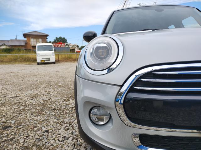 ＭＩＮＩ クーパー　クーパー　５人乗り　純正ナビ　ＥＴＣ　純正アルミ　ブラックルーフ　Ｂｌｕｅｔｏｏｔｈ　コンフォートアクセス　ＬＥＤヘッドライト　ＬＥＤフォグライト　オートライト　実走行１７０００ｋｍ　半年保証付（10枚目）