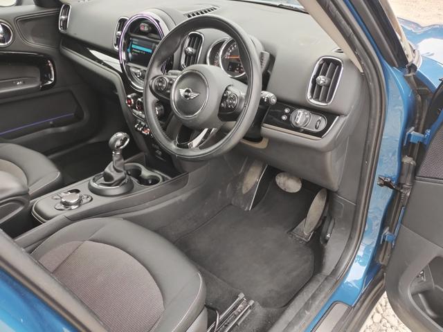 ＭＩＮＩ クーパーＤ　クロスオーバー　クーパーＤ　純正ナビ　バックカメラ　ＥＴＣ　オートクルーズ　クリアランスソナー　コンフォートアクセス　Ｂｌｕｅｔｏｏｔｈ　純正１７インチアルミ　スモークフィルム　ルーフレール　半年保証付（40枚目）