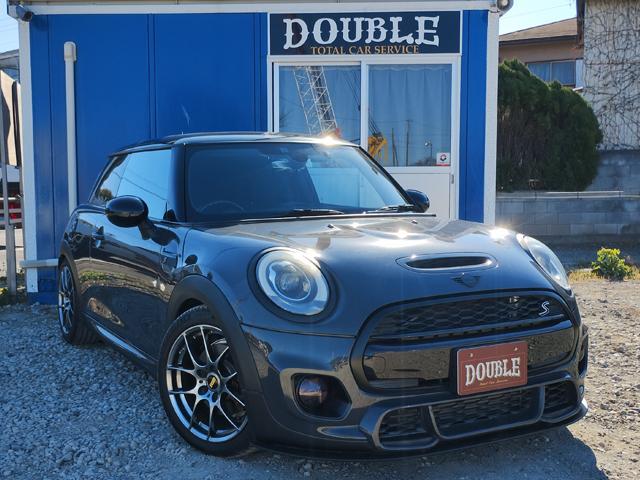 ＭＩＮＩ クーパーＳ　クーパーＳ　６速ＭＴ　ＪＣＷパッケージ　ＪＣＷマフラー　ＪＣＷチューニングキット　社外フロントリップ　純正ナビ　バックカメラ　ＥＴＣ　ローダウン　ＢＢＳ１７インチアルミ　スモークフィルム　半年保証付（4枚目）