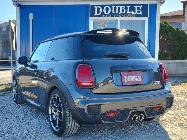 ＭＩＮＩ クーパーＳ　クーパーＳ　６速ＭＴ　ＪＣＷパッケージ　ＪＣＷマフラー　ＪＣＷチューニングキット　社外フロントリップ　純正ナビ　バックカメラ　ＥＴＣ　ローダウン　ＢＢＳ１７インチアルミ　スモークフィルム　半年保証付（8枚目）