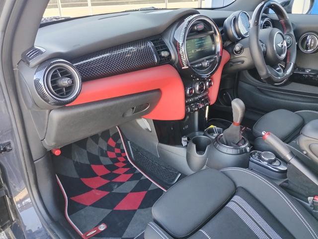 ＭＩＮＩ クーパーＳ　クーパーＳ　６速ＭＴ　ＪＣＷパッケージ　ＪＣＷマフラー　ＪＣＷチューニングキット　社外フロントリップ　純正ナビ　バックカメラ　ＥＴＣ　ローダウン　ＢＢＳ１７インチアルミ　スモークフィルム　半年保証付（45枚目）