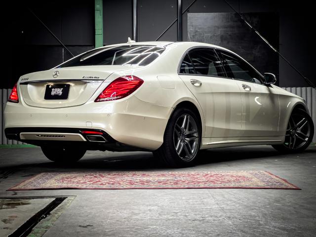 Ｓクラス Ｓ５５０ロング　ＡＭＧスポーツＰＫＧ／ショーファーＰＫＧ／ｄｅｓｉｇｎｏメタライズドアッシュ木目調インパネ加飾／サンルーフ／ブルメスター／本革黒シート／後席モニタ／純正ナビ／全方位モニター／鑑定書付／ユーザー買取（2枚目）