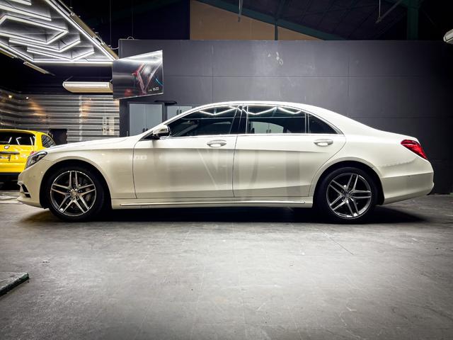 Ｓクラス Ｓ５５０ロング　ＡＭＧスポーツＰＫＧ／ショーファーＰＫＧ／ｄｅｓｉｇｎｏメタライズドアッシュ木目調インパネ加飾／サンルーフ／ブルメスター／本革黒シート／後席モニタ／純正ナビ／全方位モニター／鑑定書付／ユーザー買取（3枚目）