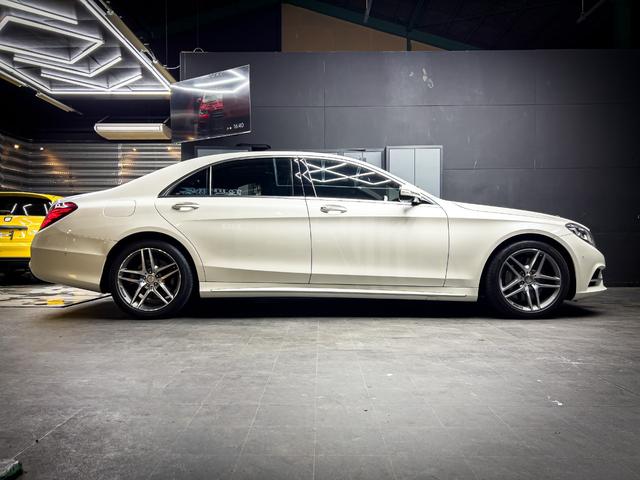 Ｓクラス Ｓ５５０ロング　ＡＭＧスポーツＰＫＧ／ショーファーＰＫＧ／ｄｅｓｉｇｎｏメタライズドアッシュ木目調インパネ加飾／サンルーフ／ブルメスター／本革黒シート／後席モニタ／純正ナビ／全方位モニター／鑑定書付／ユーザー買取（4枚目）