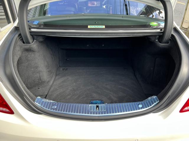 Ｓクラス Ｓ５５０ロング　ＡＭＧスポーツＰＫＧ／ショーファーＰＫＧ／ｄｅｓｉｇｎｏメタライズドアッシュ木目調インパネ加飾／サンルーフ／ブルメスター／本革黒シート／後席モニタ／純正ナビ／全方位モニター／鑑定書付／ユーザー買取（10枚目）