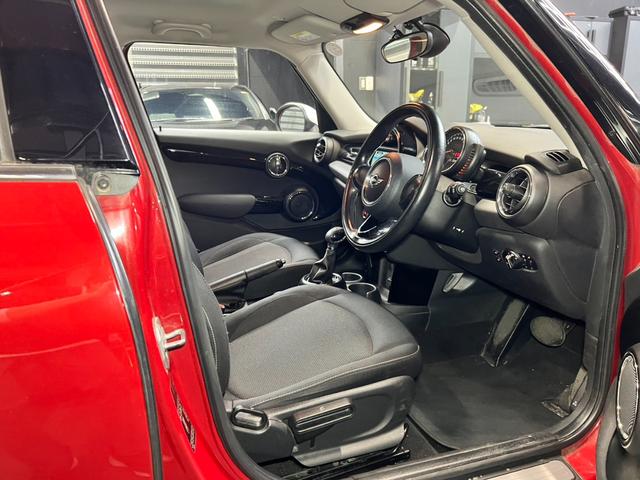 ＭＩＮＩ クーパー　純正ナビ・バックカメラ・フルセグＴＶ・Ｂｌｕｅｔｏｏｔｈ・ＥＴＣ・スペアキー・ユーザー買取（4枚目）