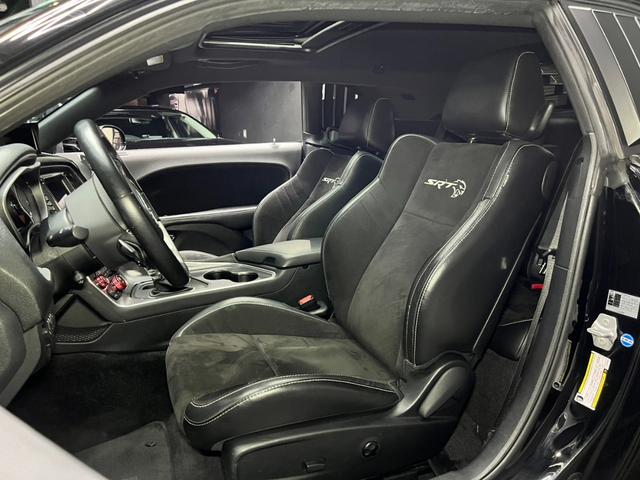 ダッジ・チャレンジャー ＳＲＴ　ヘルキャット　第三者鑑定書付き・リバティウォークボディキット＋２０インチＡＷ・構造変更済・サンルーフ・バック／サイドカメラ・車高調・レッドキー／ブラックキー１本・ウィンドウルーバー・ユーザー買取（5枚目）