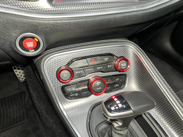 ダッジ・チャレンジャー ＳＲＴ　ヘルキャット　第三者鑑定書付き・リバティウォークボディキット＋２０インチＡＷ・構造変更済・サンルーフ・バック／サイドカメラ・車高調・レッドキー／ブラックキー１本・ウィンドウルーバー・ユーザー買取（12枚目）